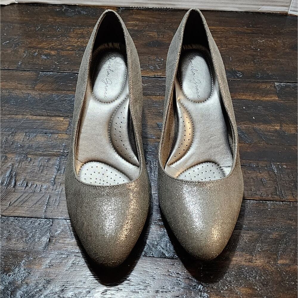 Amelia Grace silver metallic round toe kitten heels Women's size 9